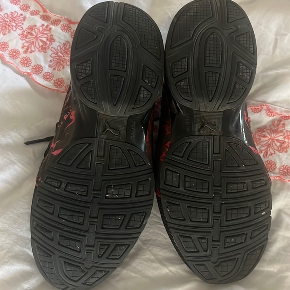 Size 5.5 US black and red Puma shoes. Worn only twice by my son, too small now. - Picture 8 of 8